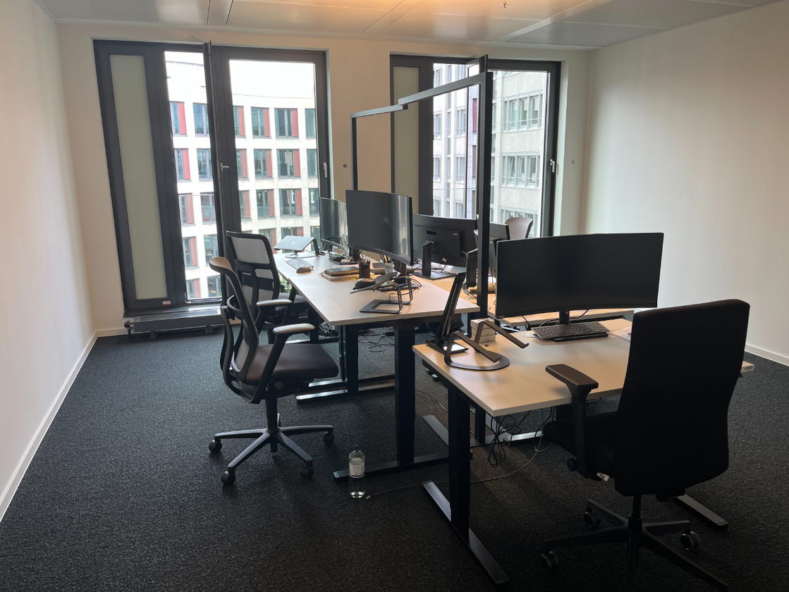 2 Büroräume (6+3 Arbeitsplätze)