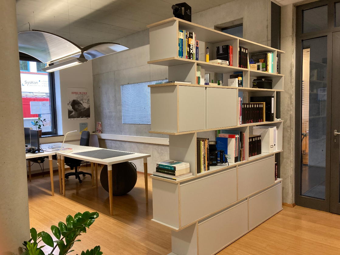 CoWorking Space mit Schreibtischen