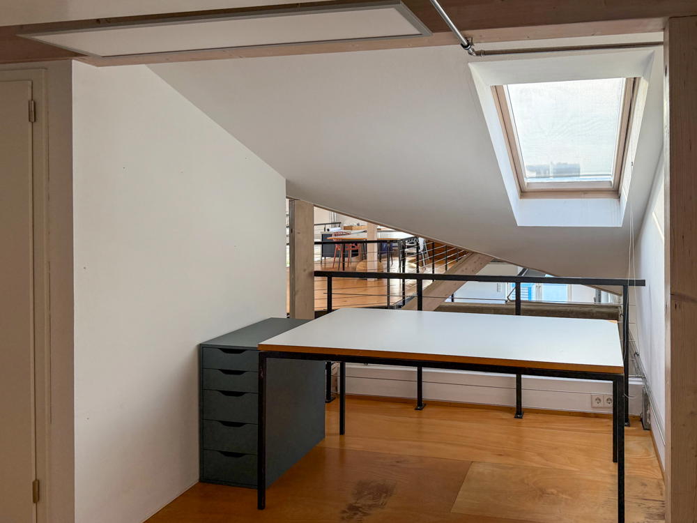 Schreibtischarbeitsplatz auf Galerieebene