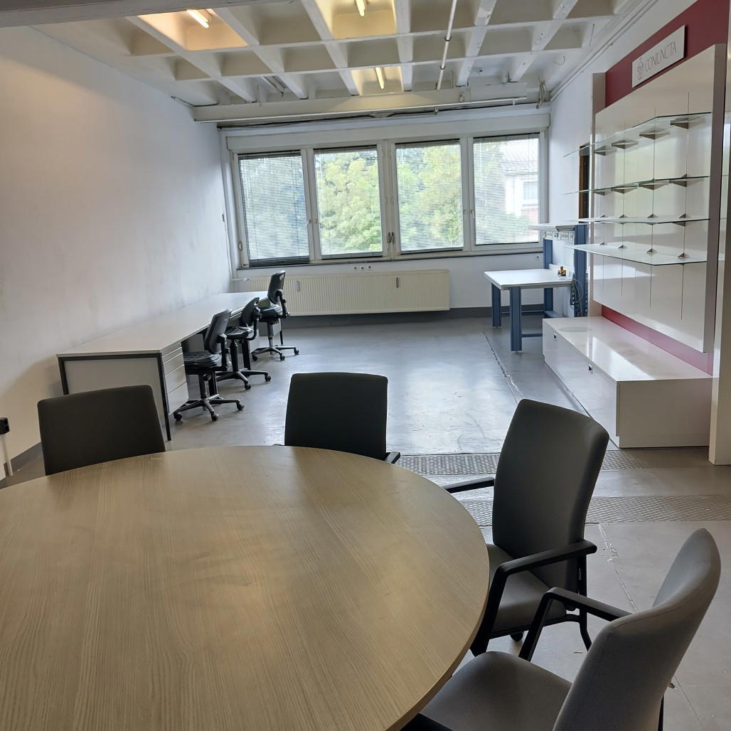 Büro aus dem Meetingraum
