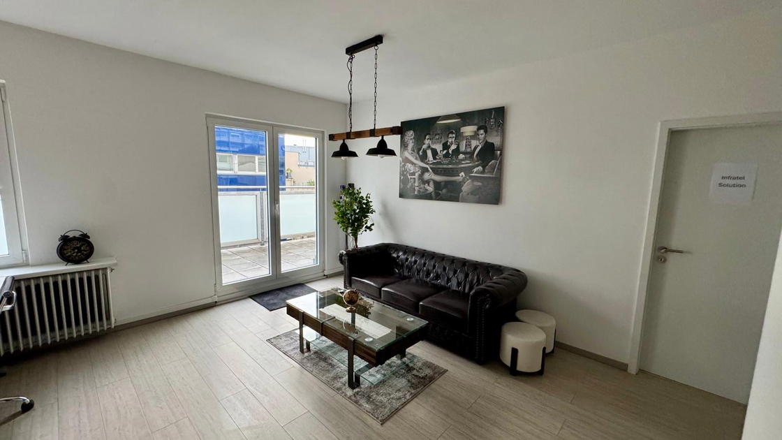Lounge mit Zugang zur Dachterrasse