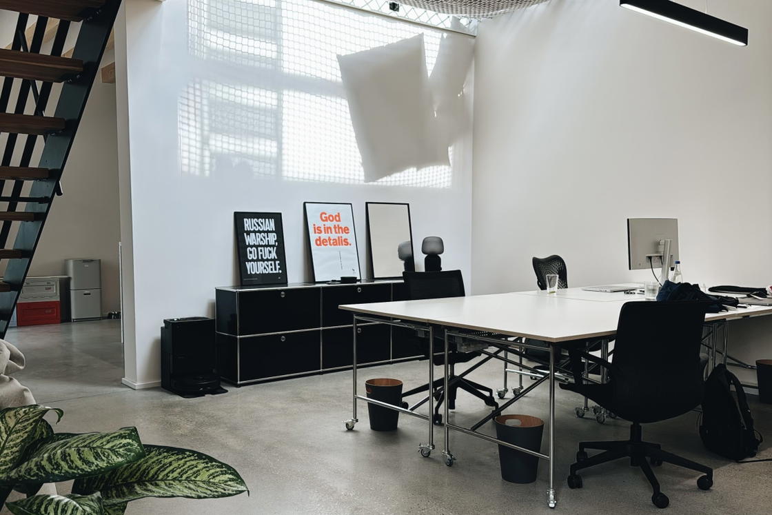 Working Floor: ruhiger Arbeitsbereich mit festen Desks