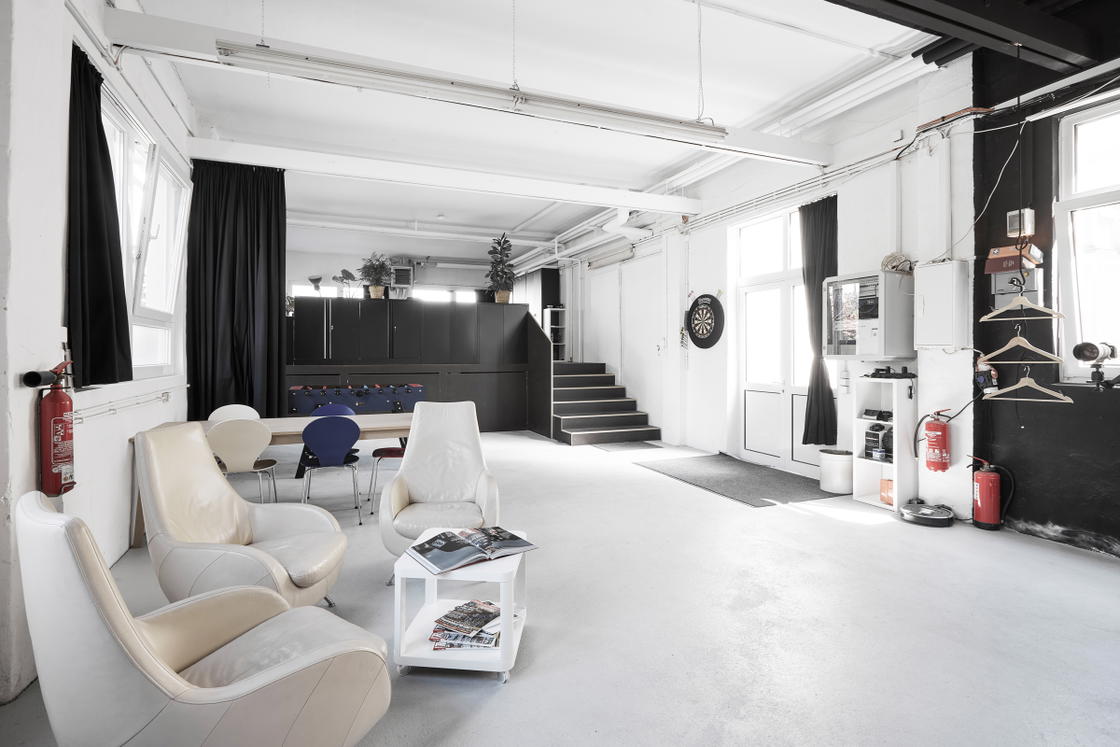 Studio mit Hohlkehle, Lounge und Büro