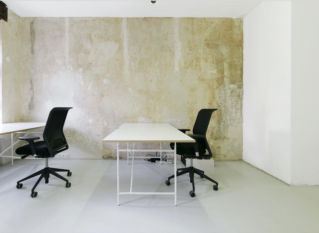 Fix-Desk in hellem Gemeinschaftsbüro