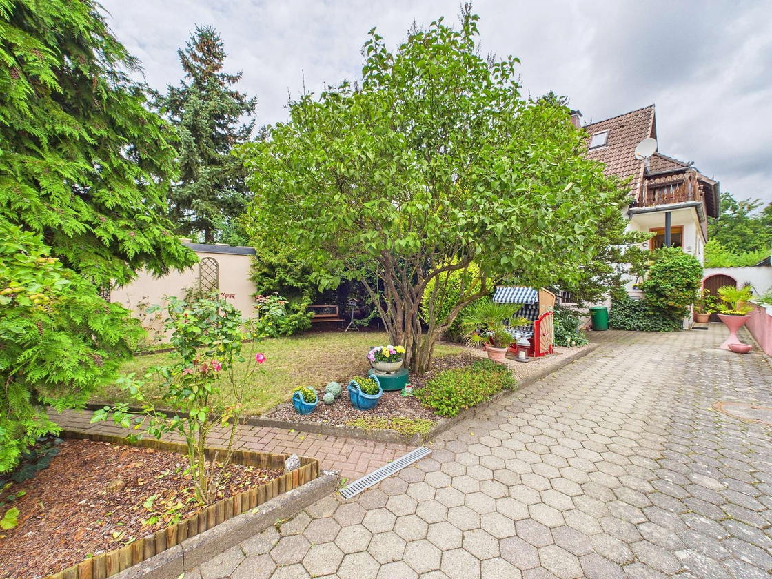 Garten mit Außenansicht
