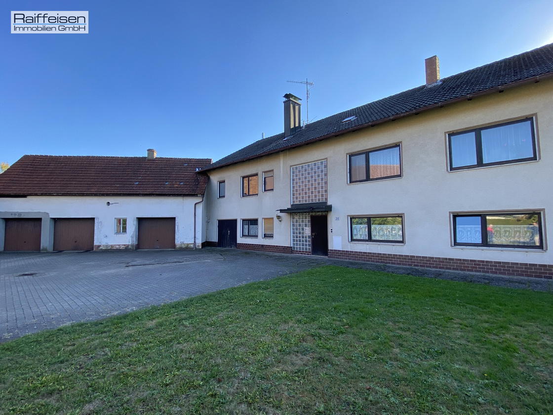 Wohnhaus mit Garagen