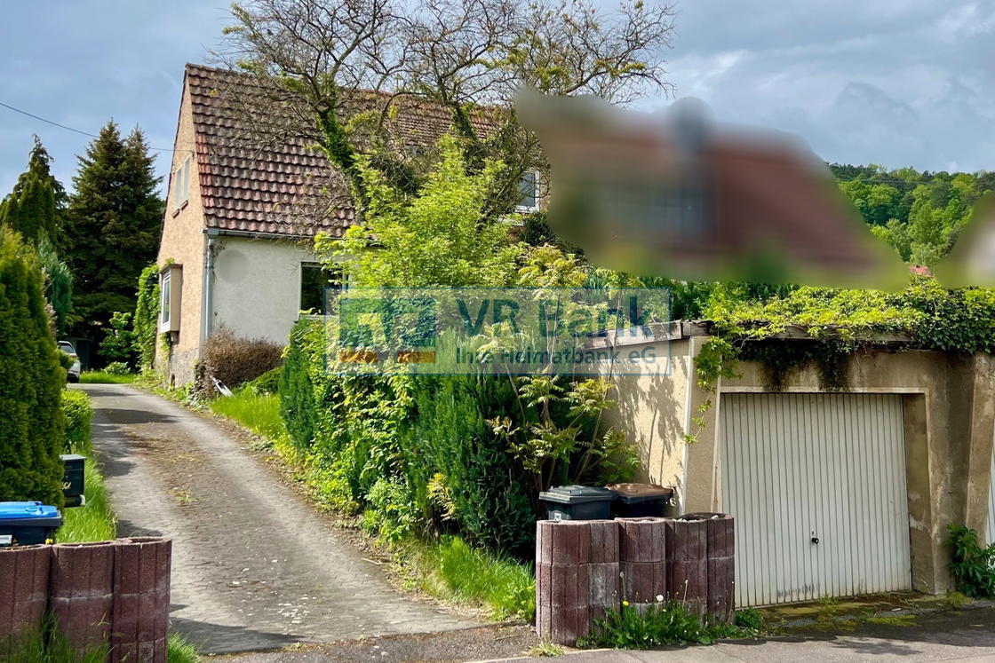 Straßenansicht mit Garagen