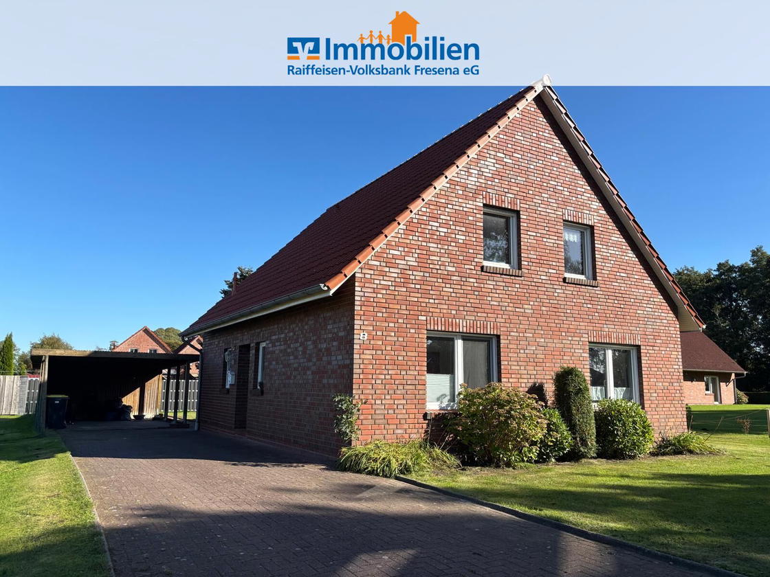 Hausansicht mit Carport und Auffahrt
