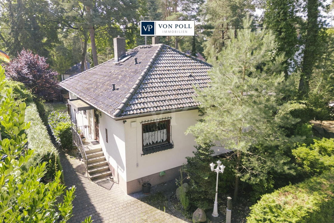 Hausansicht mit Einfahrt