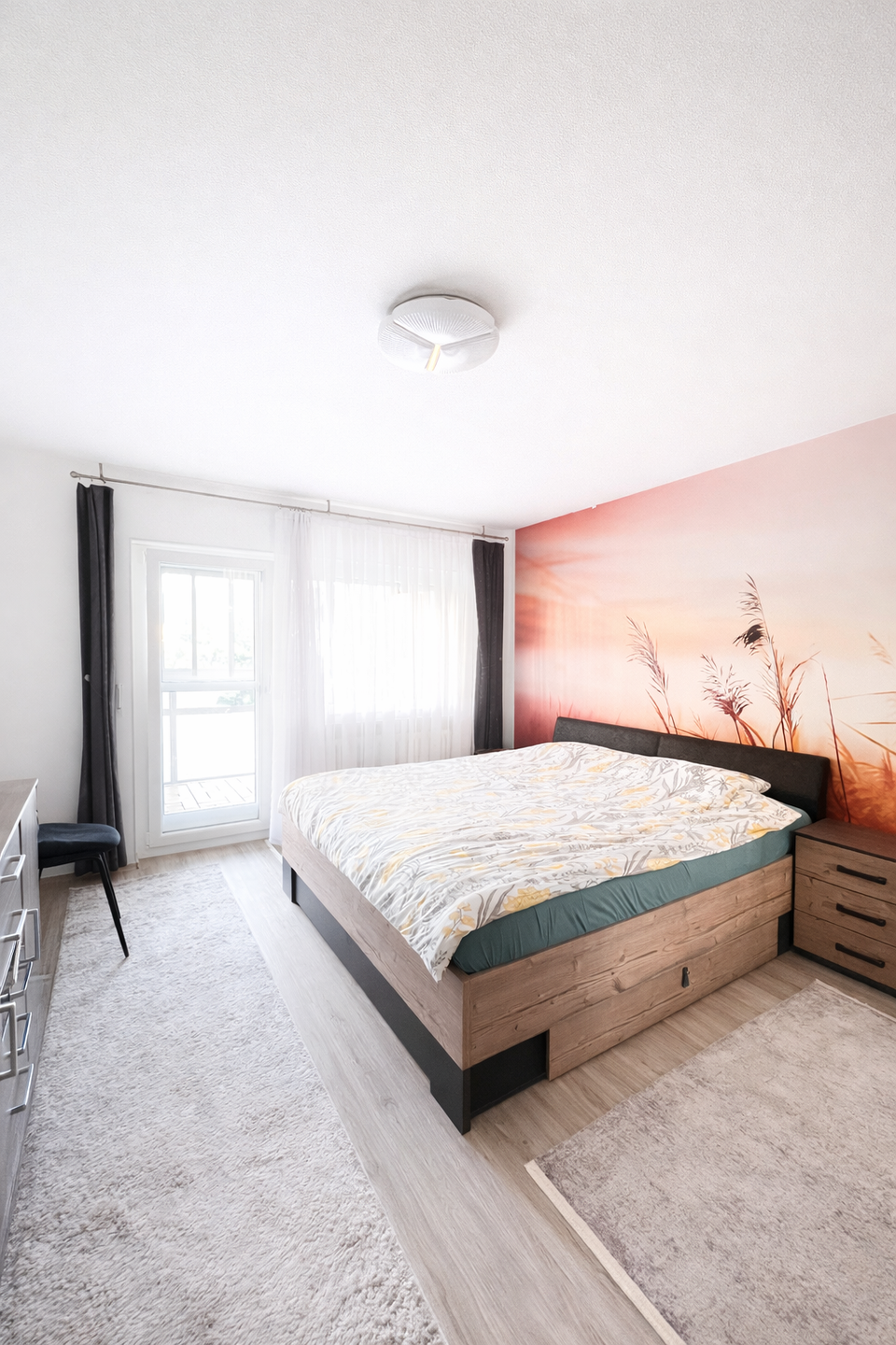 Helles Schlafzimmer mit Loggia-Zugang