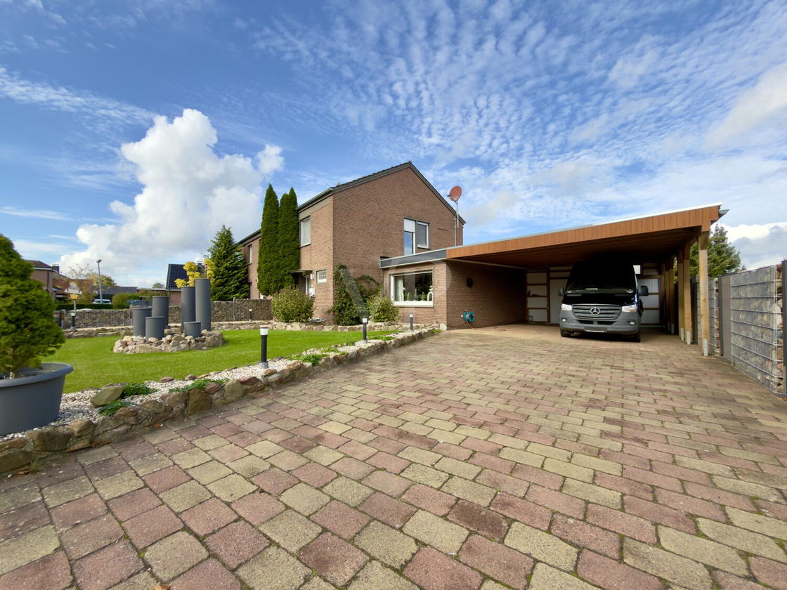 Auffahrt/ Carport