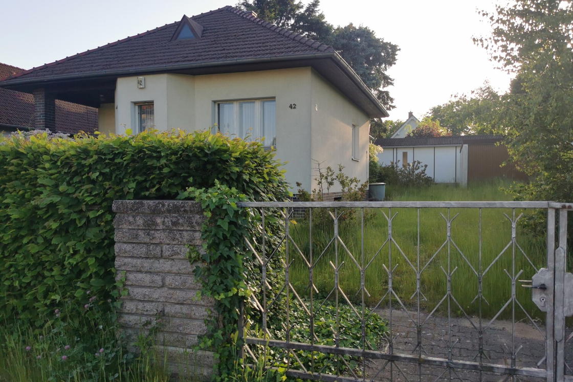 Grundstückszufahrt mit Abriss-Haus