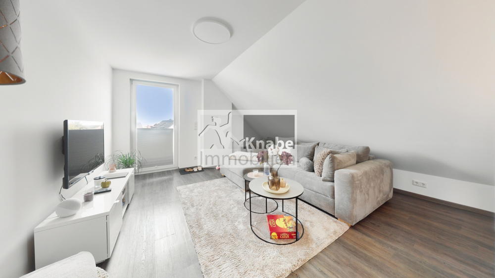 großzügiges Wohnzimmer mit Zugang zum Balkon