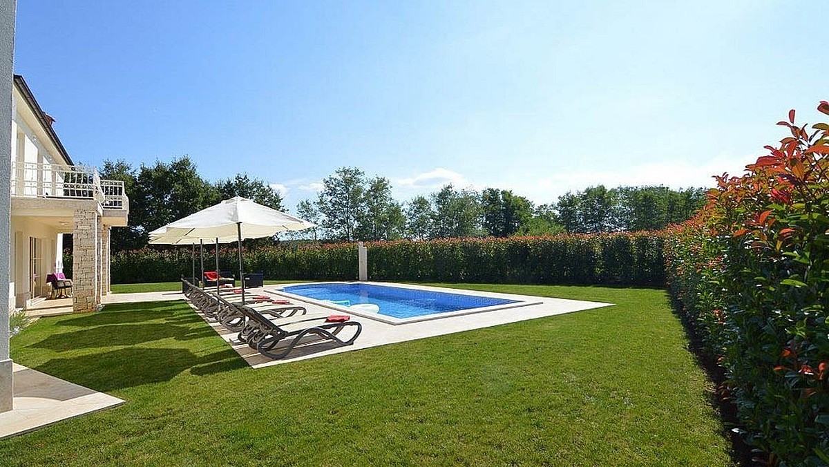Garten- und Poolbereich