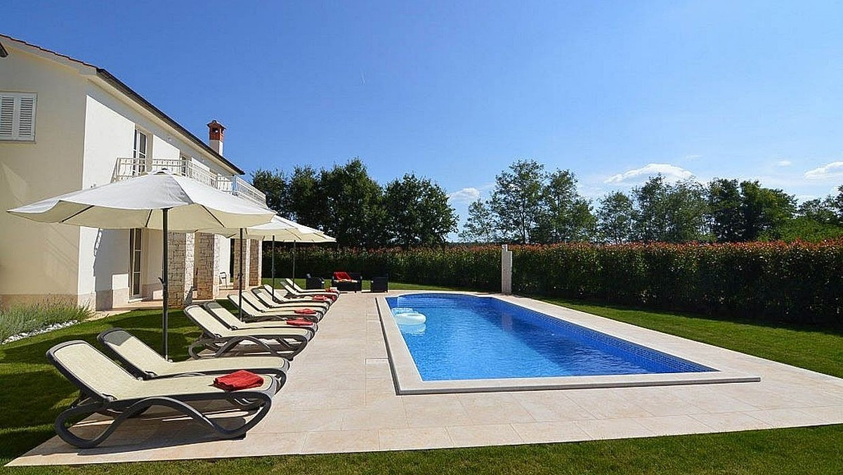 Garten- und Poolbereich
