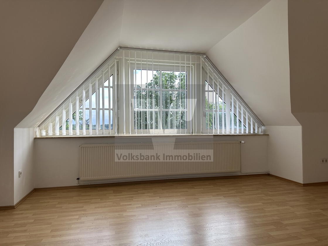 großzügiges Wohnzimmer