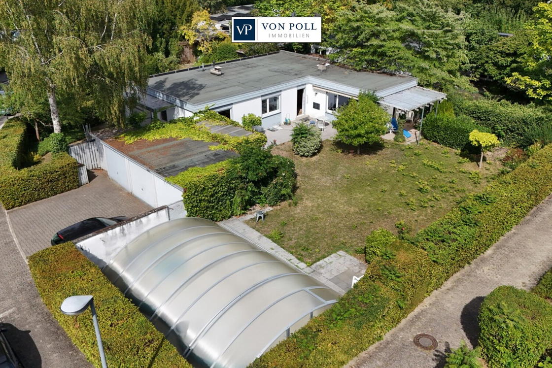 Grundstücksansicht mit Pool