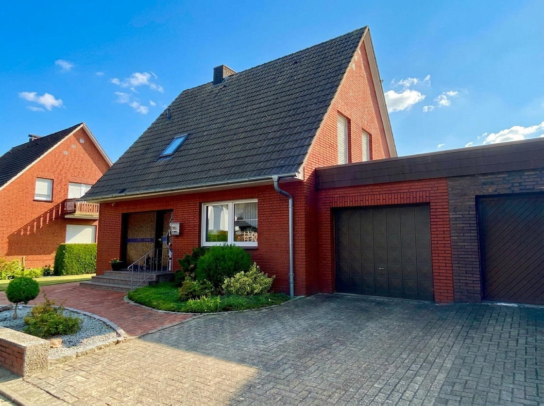 Straßenansicht mit Garage - KI-generiert