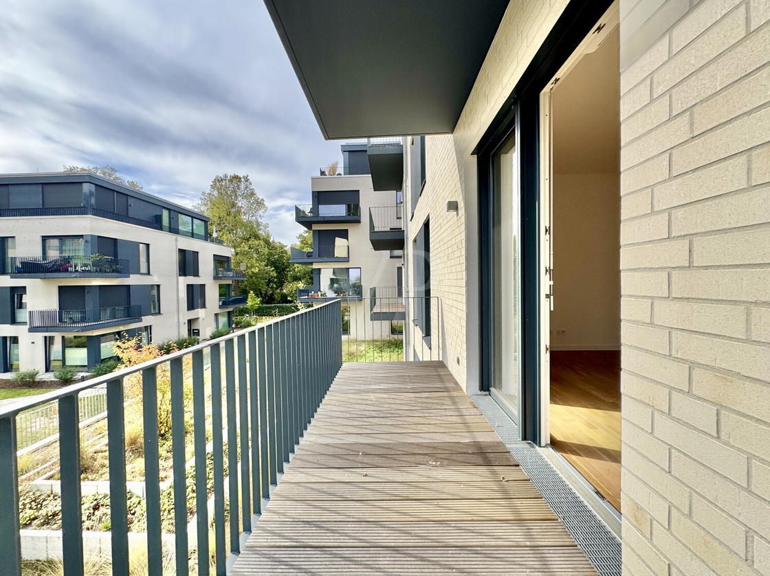 Balkon mit seitlichem Wasserblick