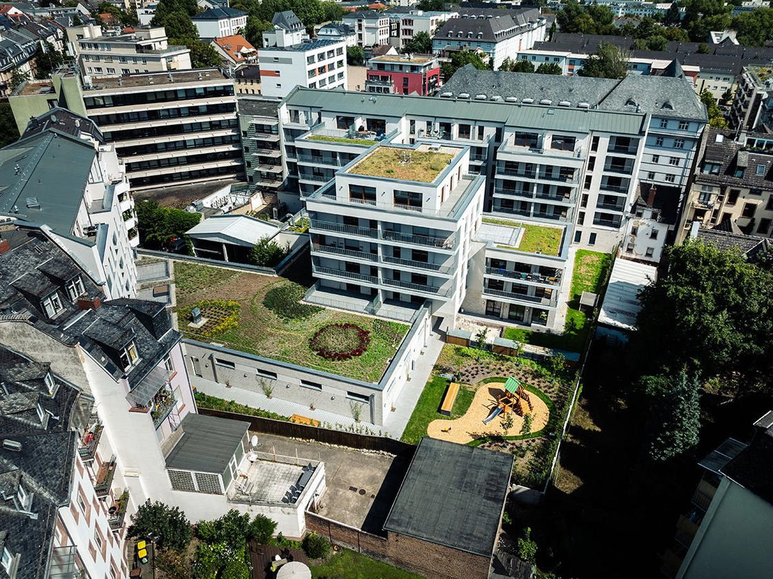 Luftaufnahme Quartier mit Patio und Spielplatz