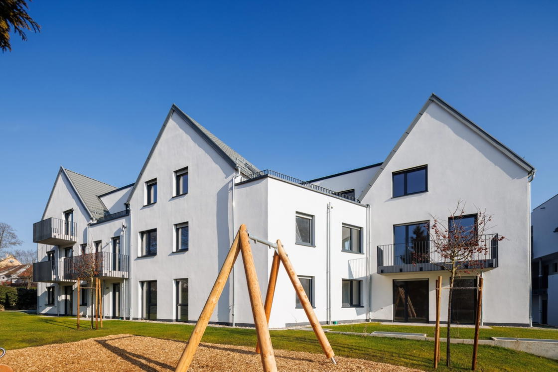 Gartenseite mit Spielplatz