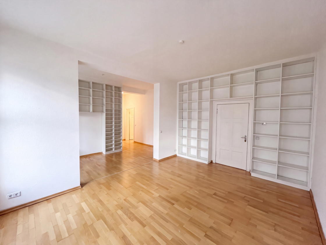 Wohnzimmer mit Blick zur Tuer