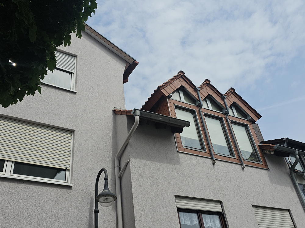 Neubauteil mit Spitzdachgauben
