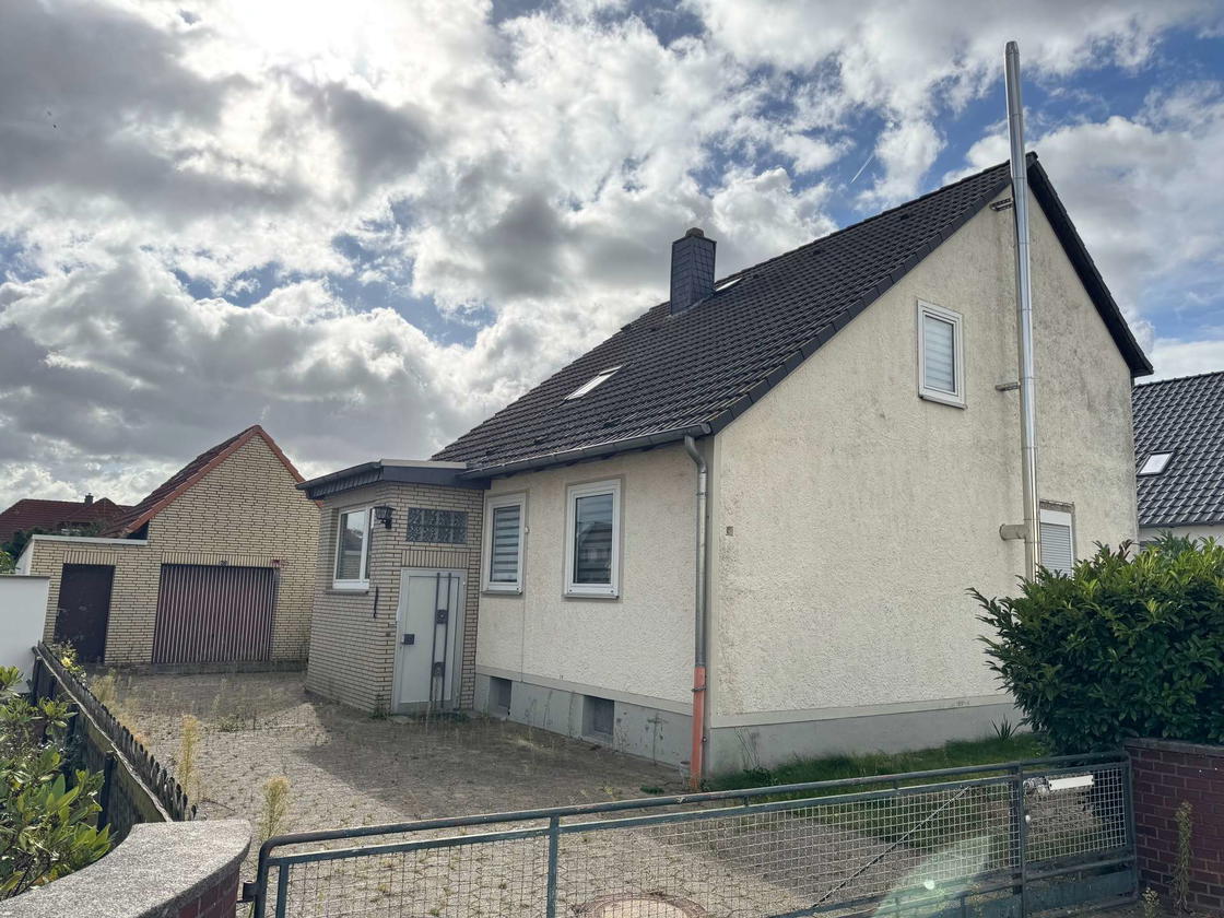 Ansicht mit Garage