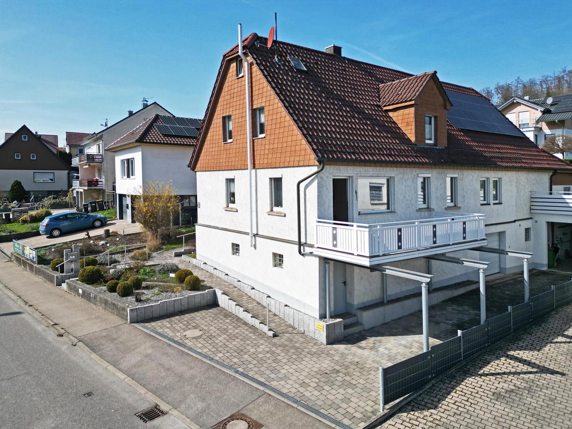 Hausansicht mit Balkon: Balkon und Zufahrt ergänzen den Alltag um praktische Freiräume