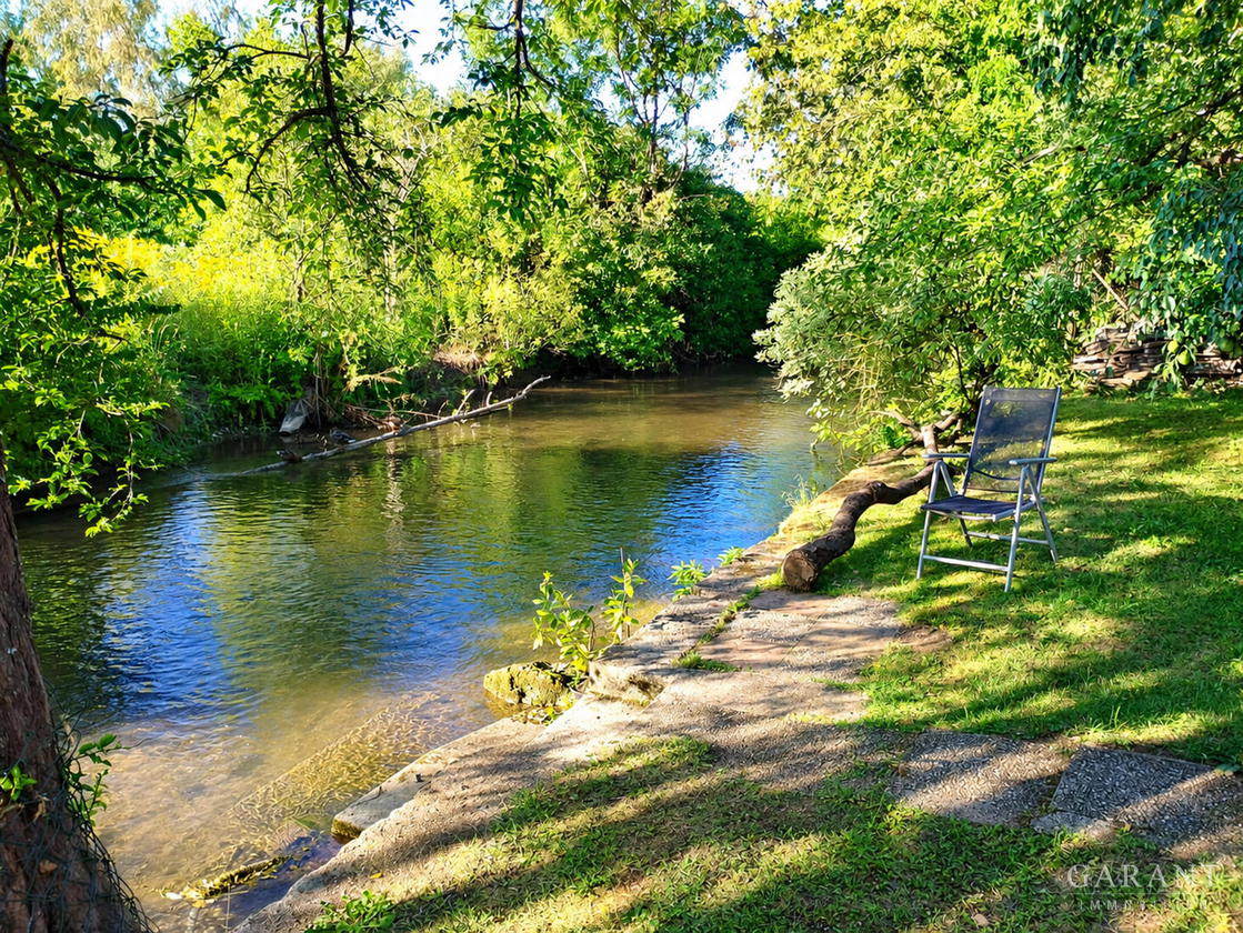 Spaten in Erde - Grüner Garten
