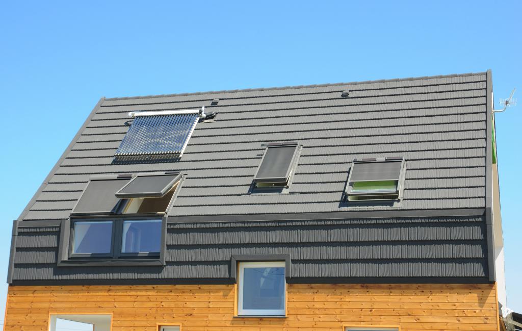 Solarthermieanlage auf dem Dach eine Einfamilienhauses
