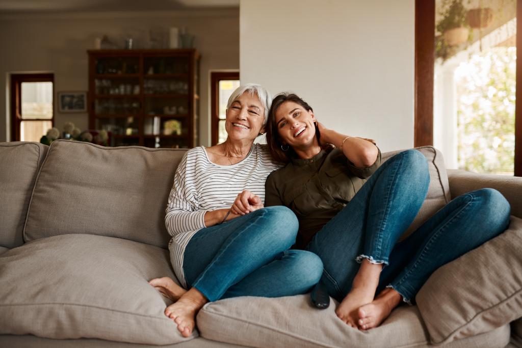 Mutter und Tochter auf dem Sofa