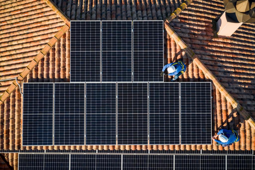 Fachleute installieren Solarmodule auf dem Dach