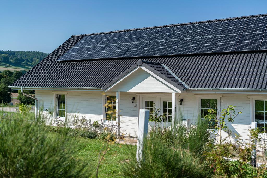 Weißes Nullenergiehaus in Holzbauweise
