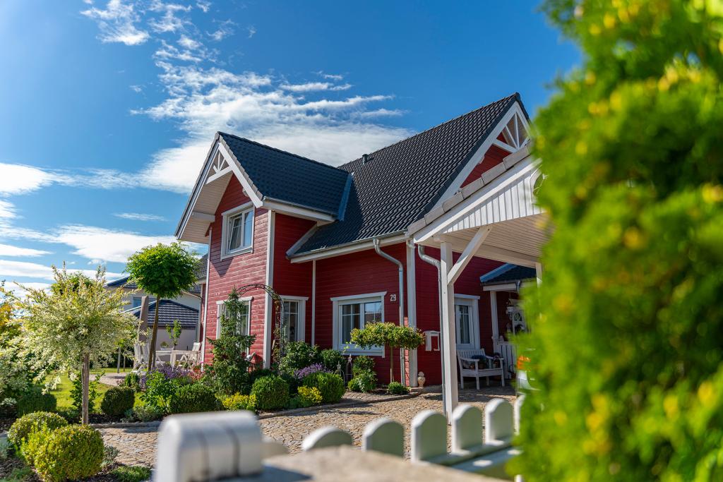 Rotes Holzhaus von vorne