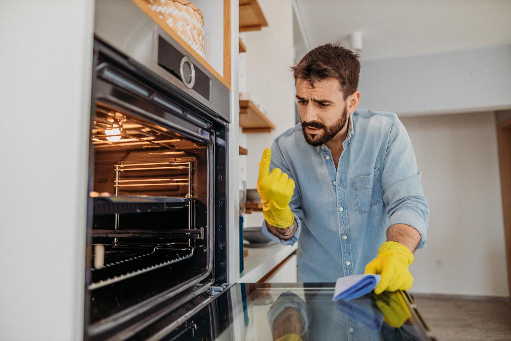 Mann reinigt Backofen