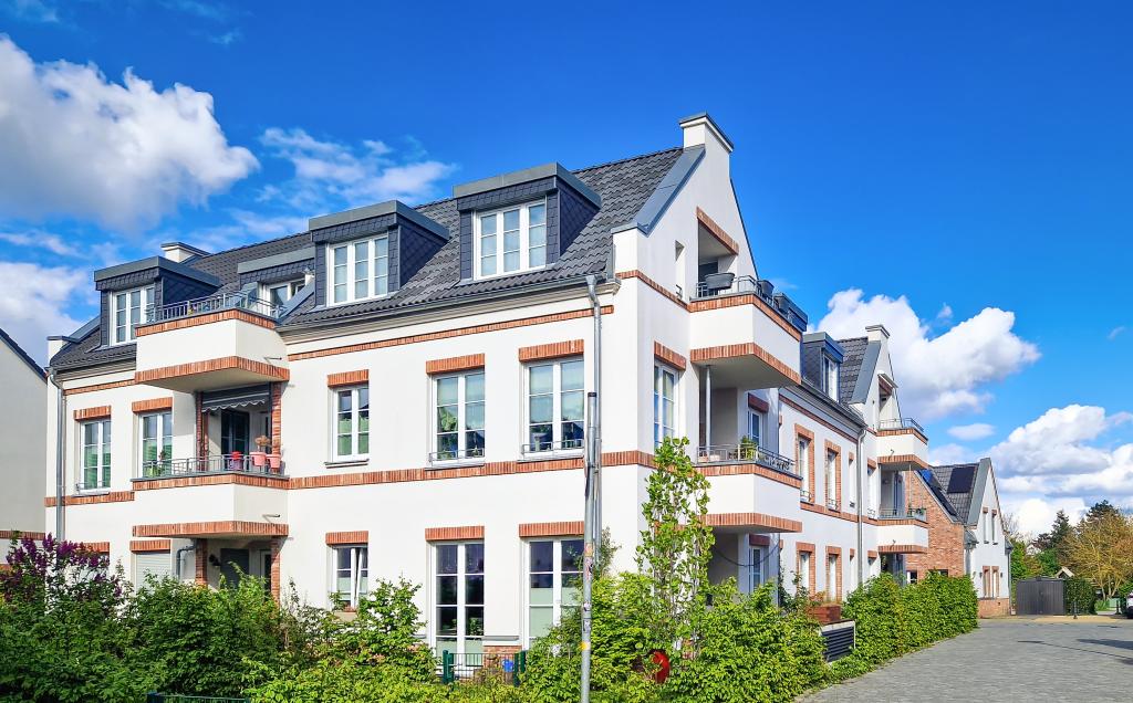 Straßenansicht eines modernen Mehrfamilienhauses in einem Vorort von Deutschland