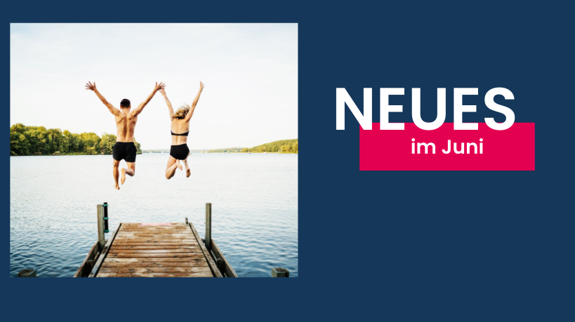 Zwei Freunde, die mit ihren Armen in der Luft vom Ende eines Stegs an einem See springen.