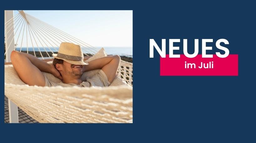 Ein junger Mann liegt lächelnd in einer Hängematte am Meer und hat seine Augen mit einem Strohhut bedeckt.
