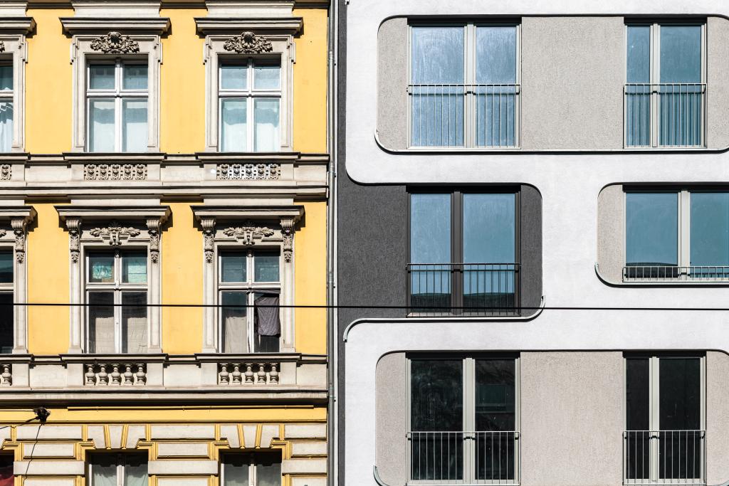 Fassaden eines neuen Wohnhauses neben einem historischem Mehrfamilienhaus