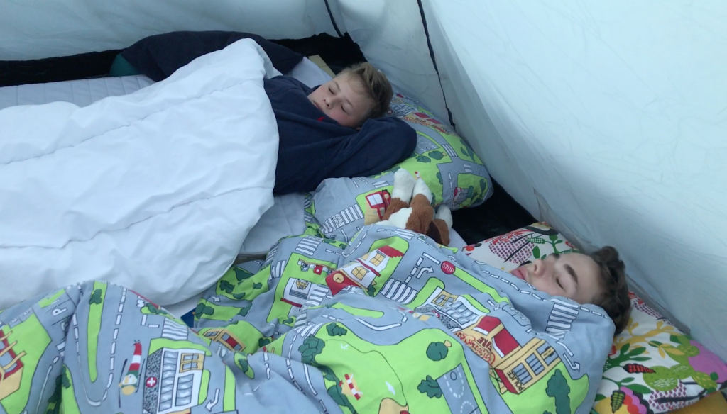 Zwei Jugendliche übernachten im aufblasbaren Zelt