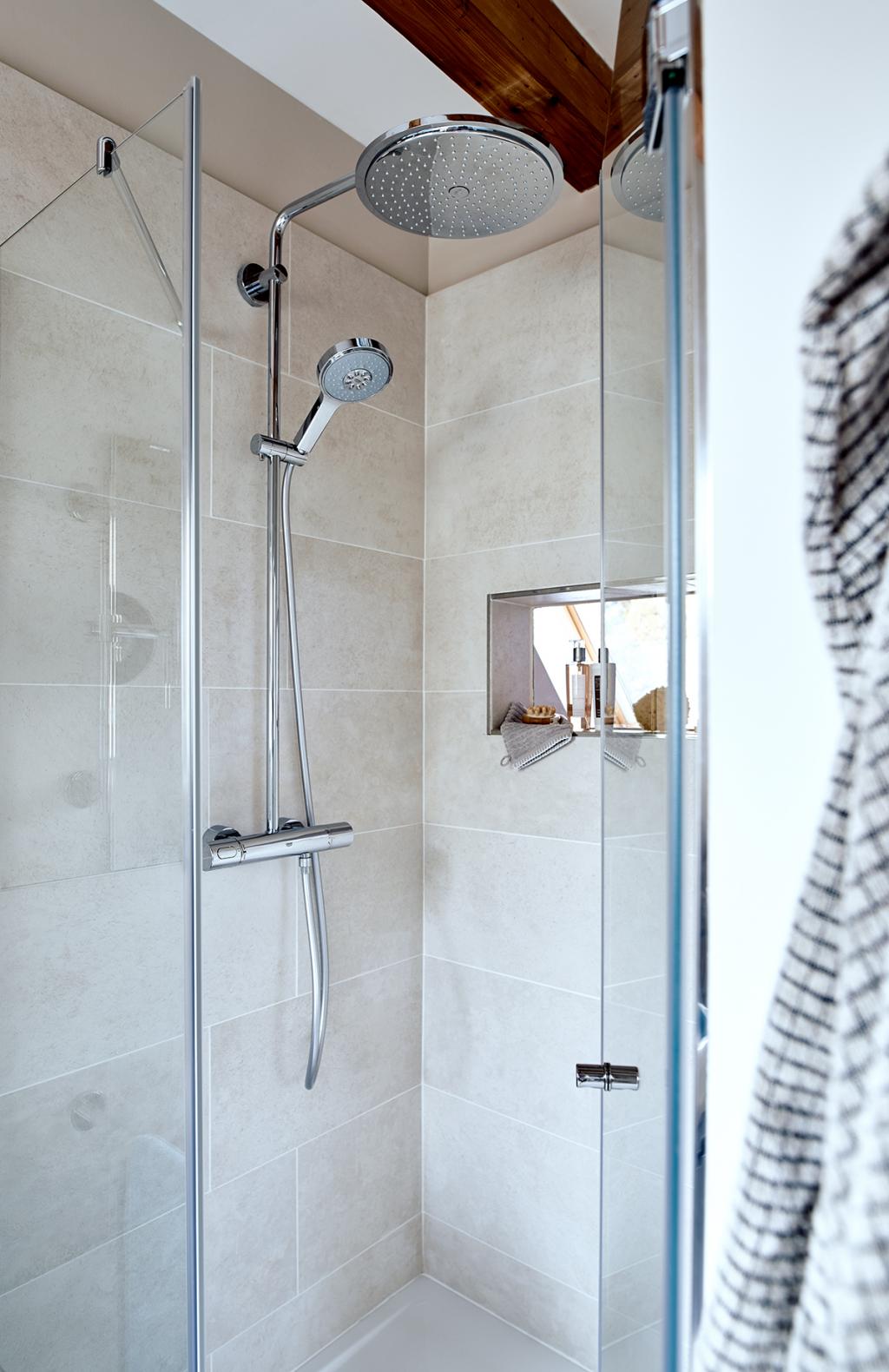 Kleine Dusche mit integriertem Fensterband