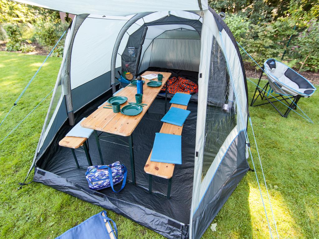 Vorzelt mit Tischen und Bänken beim aufblasbaren Zelt Folldal