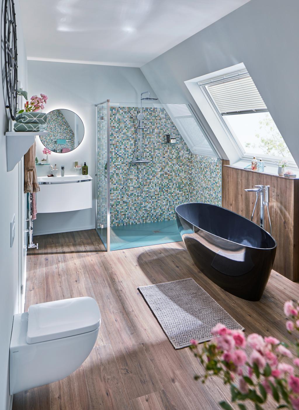 Badezimmer im Dachgeschoss in nostalgischem Flar mit Badewanne, Dusche, Fliesenspiegel und Holzboden