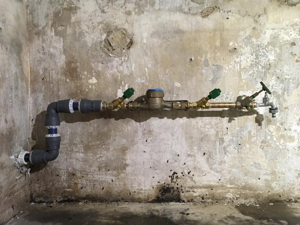 Neuer Hauswasseranschluss im Keller.