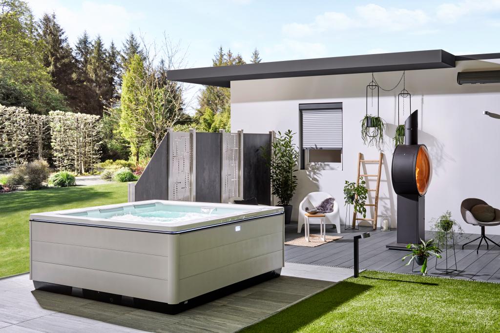 Pool auf Untergestell vor einer Terrasse