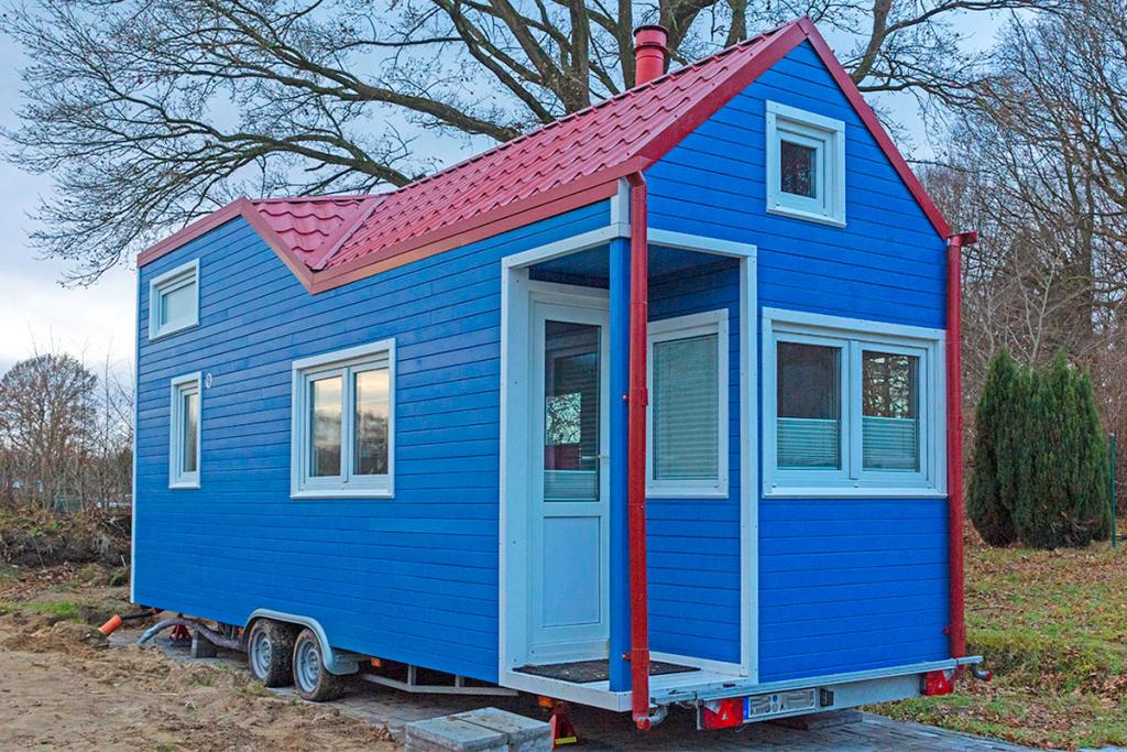 blaues Tiny House von Rolling Tiny House