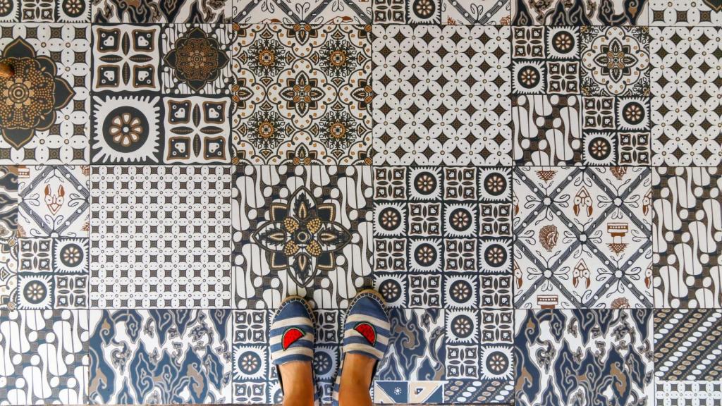 Fußboden mit dekorativen Dekorfliesen