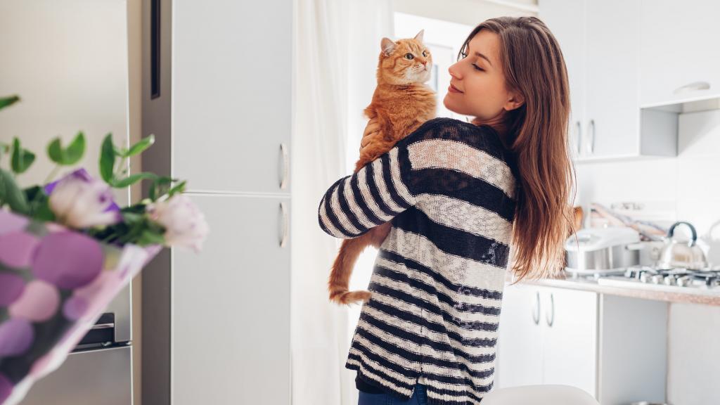 Frau mit Katze in einer Wohnung