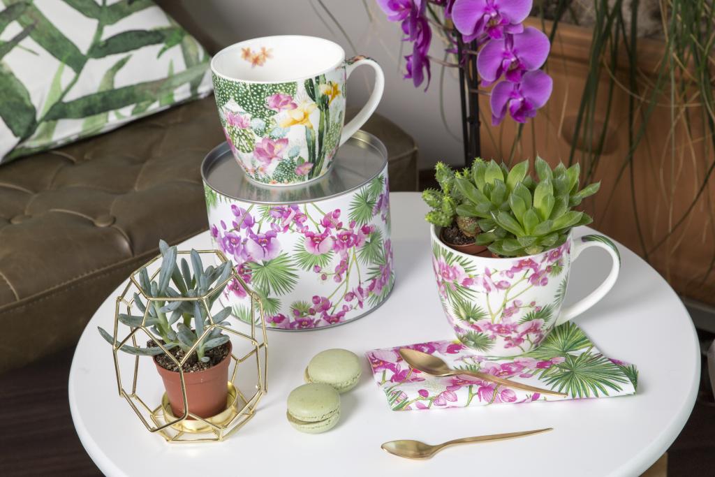 Tassen mit tropischen Blumen und Pflanzen bedruckt.